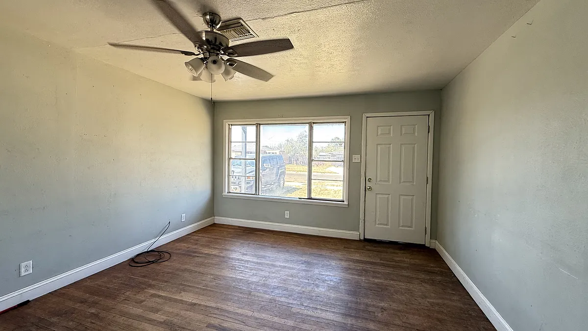 Building Photo - 2619 Delano Ave #A