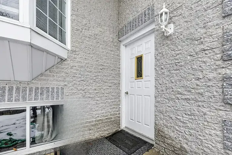 Building Photo - 45 Assiniboine Dr #1
