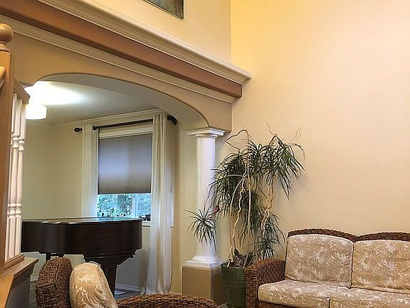 Amazing Entry / High Ceiling