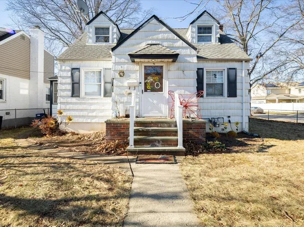 131 Goldenrod Avenue, Franklin Square, NY 11010