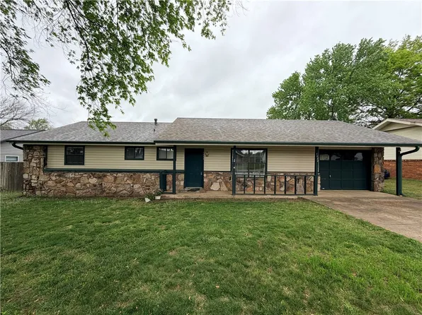 1022 Hummingbird Ln, Siloam Springs, AR 72761