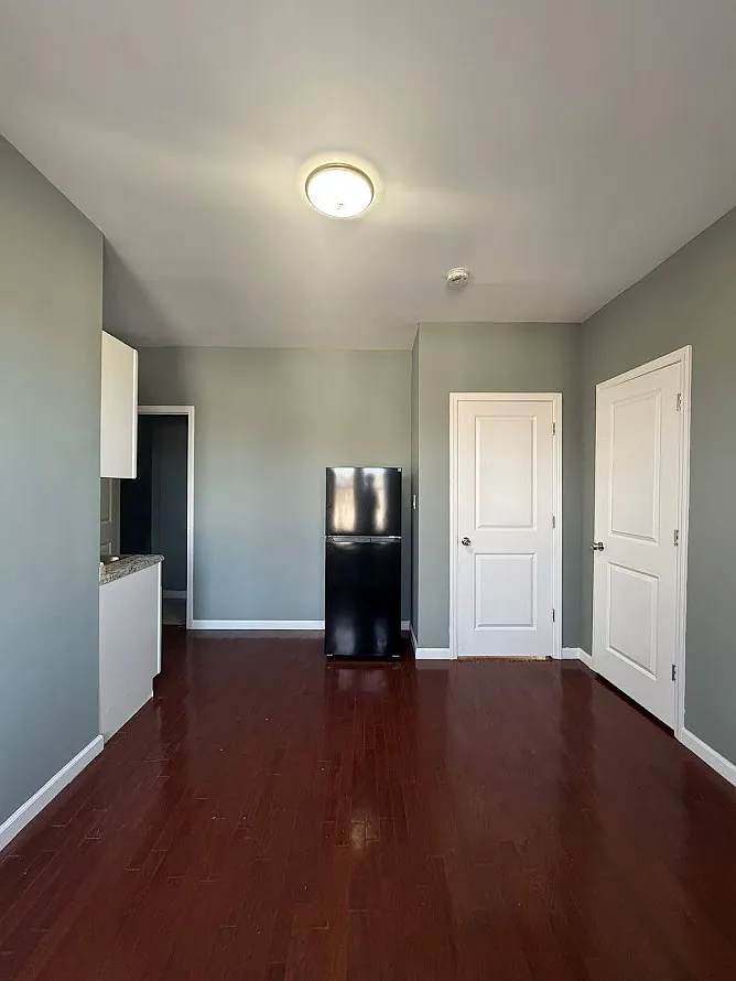 Building Photo - 113 Isabella Ave #3A