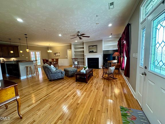 2nd image of 16 Breckenridge Pl