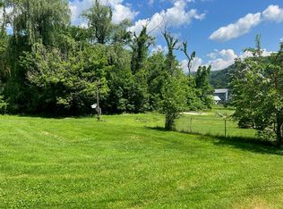 123 Cedar St, Hinton, WV 25951