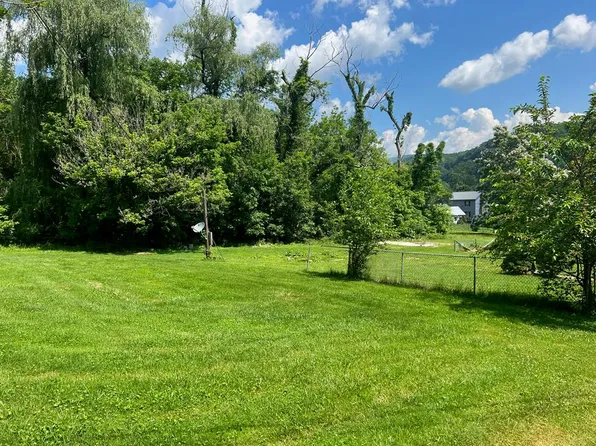 123 Cedar St, Hinton, WV 25951