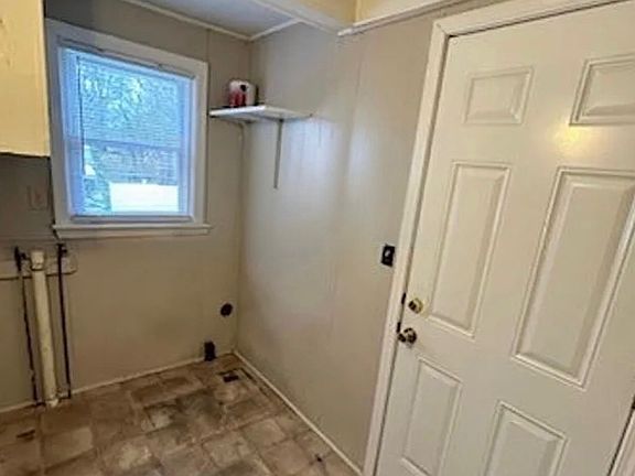 5th image of 915 Ross Ave