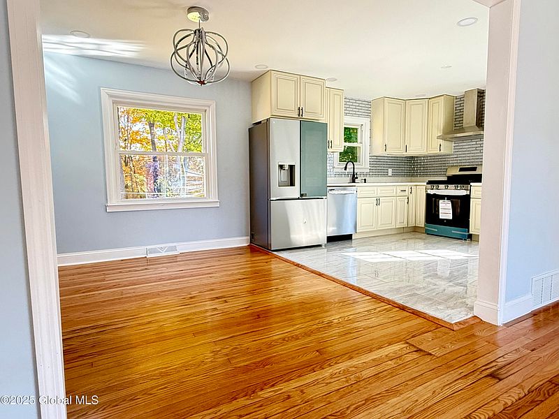 4th image of 30 Hoffman Drive