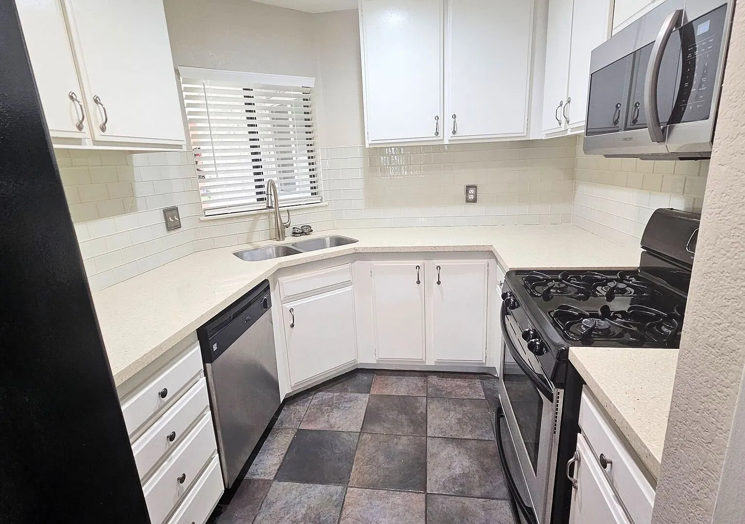 79 Brownfield Ln Pomona 91766 (2 Bed / 2 Bath) — Photo 4