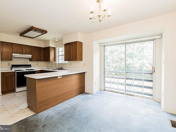 5th image of 304 Barrows Ct