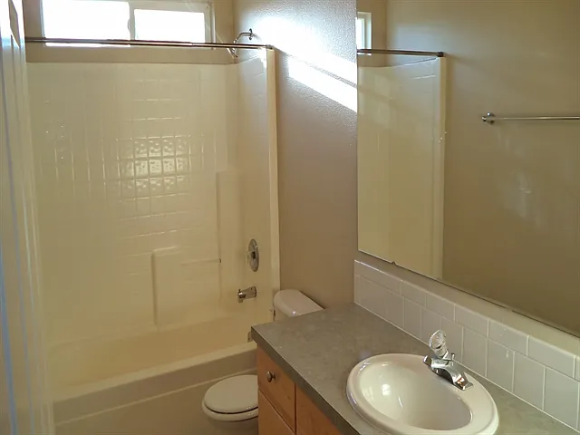 1439 W Crenshaw St — Photo 13