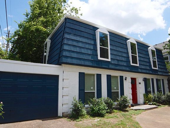 Garage door (w/remote) leads to fenced in covered carport pa