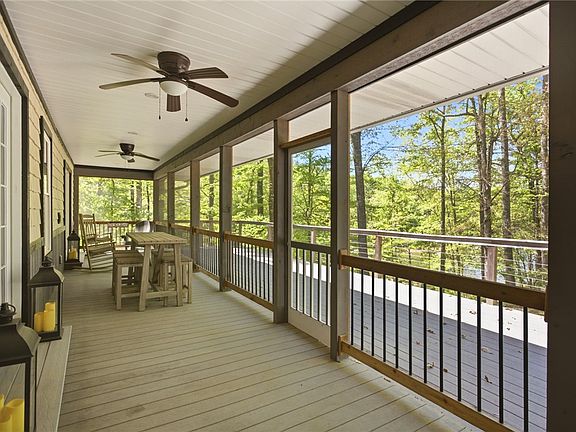 3rd image of 215 Boxwood Ln