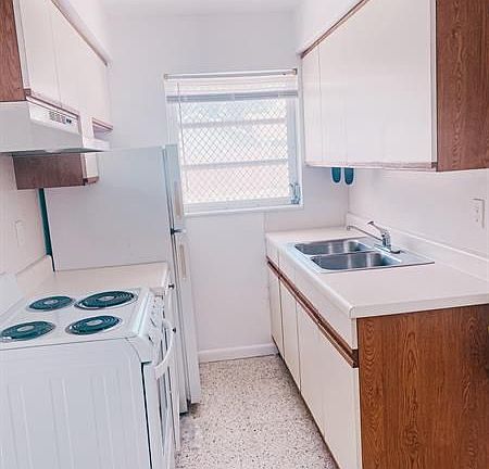 2nd image of 932 S B St #4