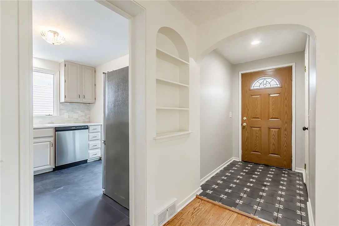 3 bed, 1.5 bath, 1452 sqft, $2,400 — Photo 2