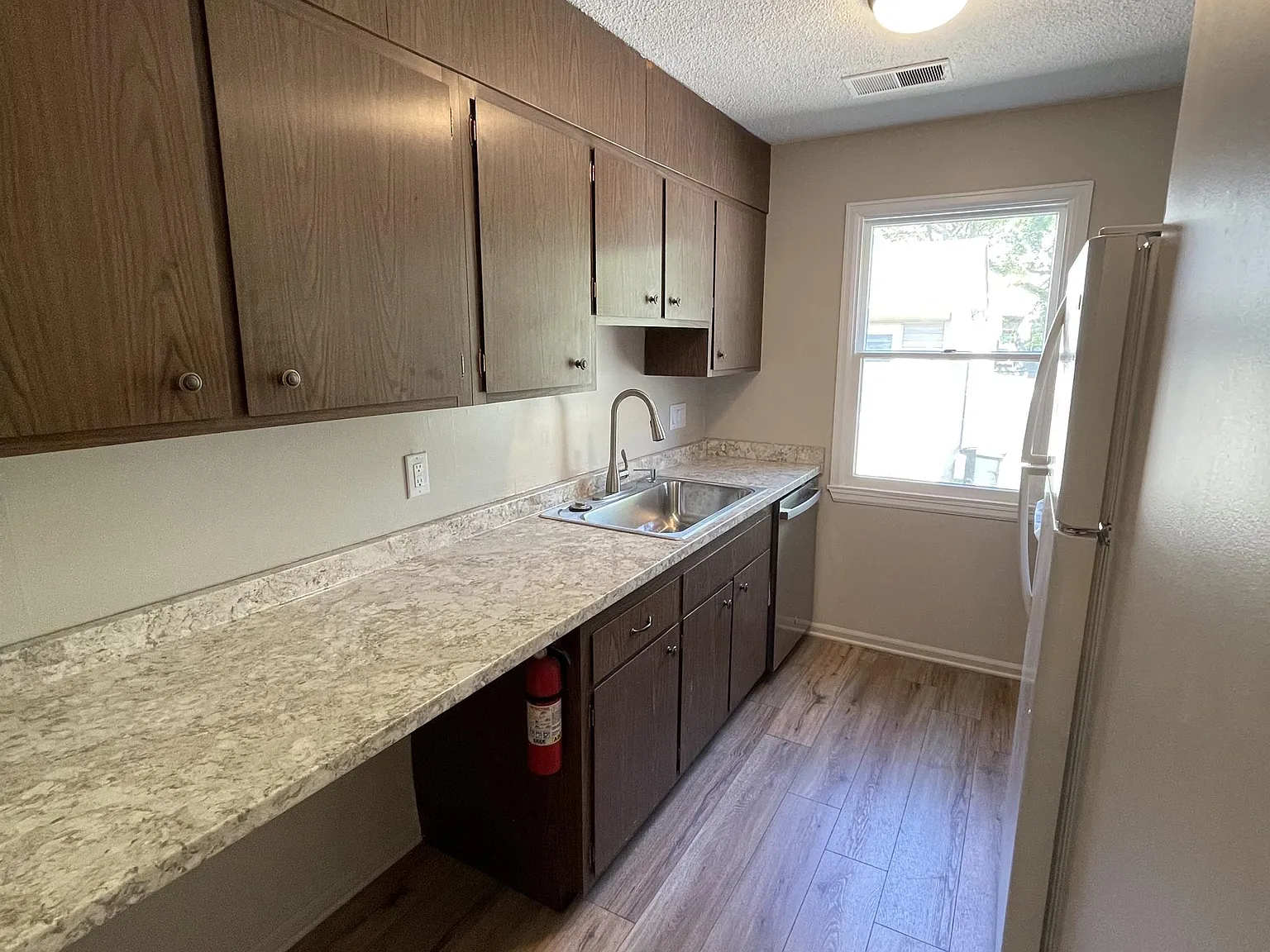 105 E Sands St — Photo 2