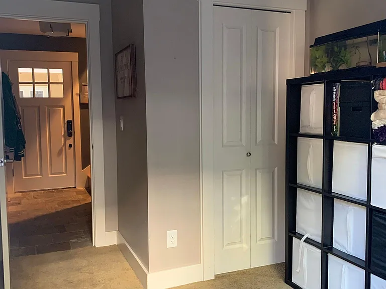 Office space - Guess bedroom (7x8 foot)