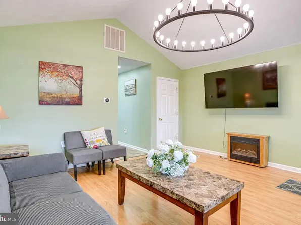 4 Brumback Ave, Luray, VA 22835