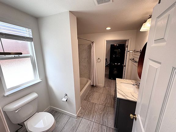 4th image of 2844 & 2846 E 9th St #2844