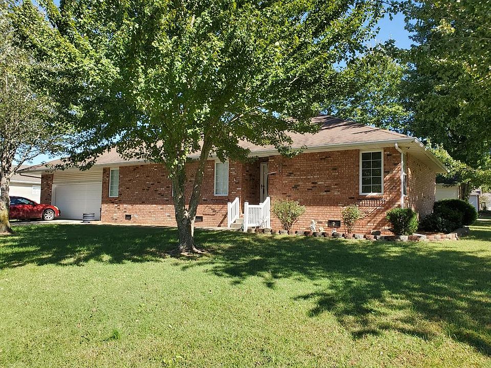 1st image of 905 Cypress Dr
