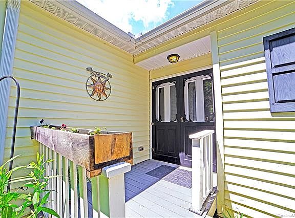 4th image of 25 Carolyn Dr