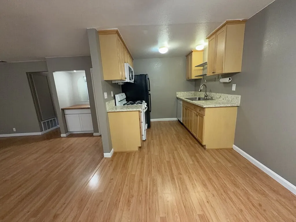 2 bed, 2.0 bath, 1025 sqft, $2,200 — Photo 2