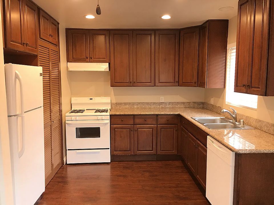 1st image of 602 W Bellevue Dr APT 1