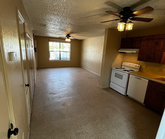 202 S Walnut St — Photo 3
