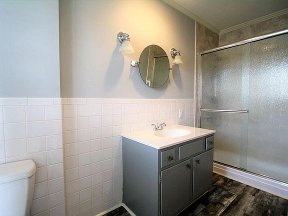 4th image of 220 Parklane Dr