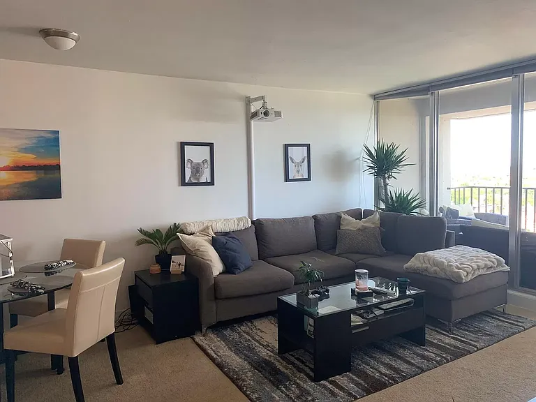 Large living area for 1 or 2.