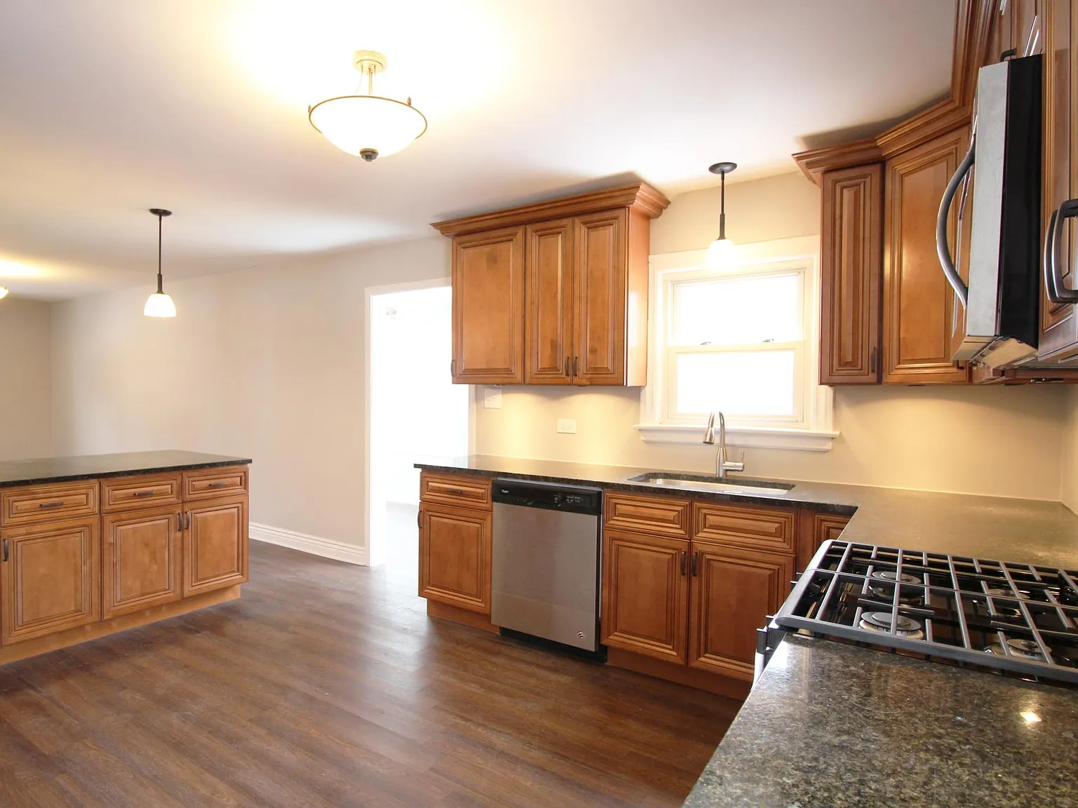 4 bed, 1936 sqft, $2,995 — Photo 3