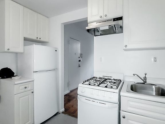 3rd image of 212 E 90th St