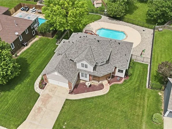1305 SW Crystal Creek Pl, Blue Springs, MO 64015