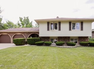 1901 72nd St, Darien, IL 60561