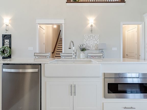 5th image of 334 Fairway Dr #105