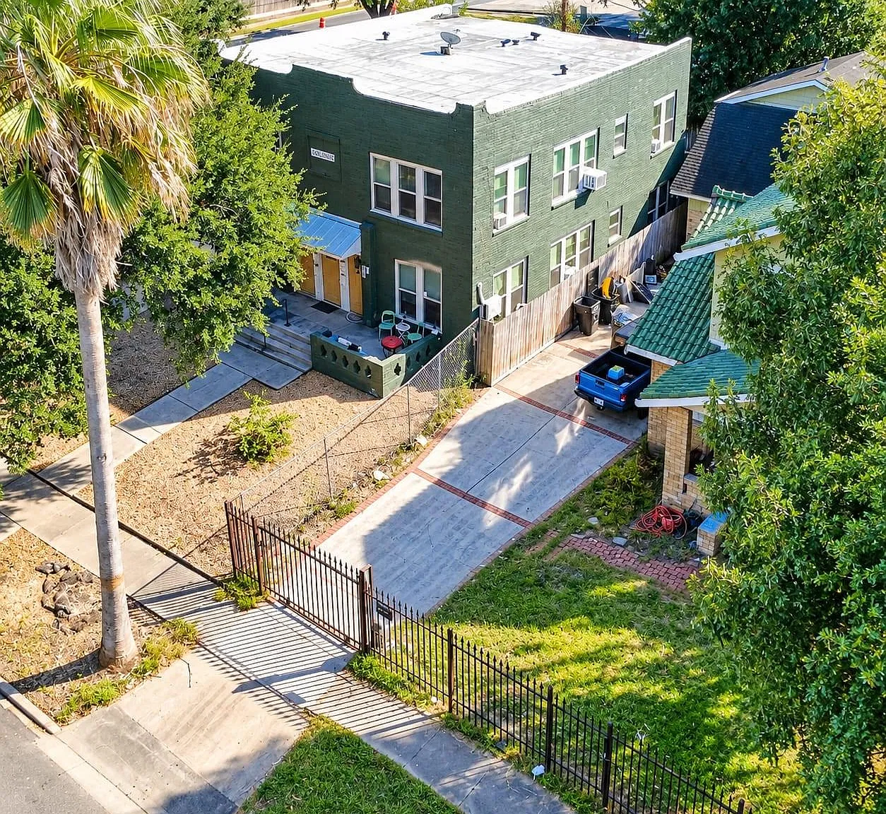 2 bed, 1.0 bath, 3760 sqft, $1,300 — Photo 3