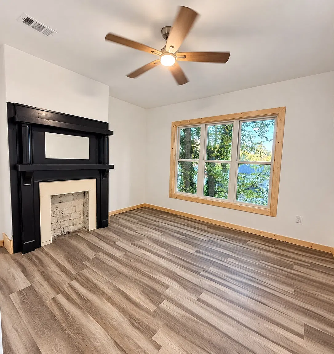 512 W Oak St — Photo 4