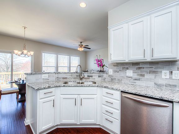 5th image of 152 Bridgewater Cir