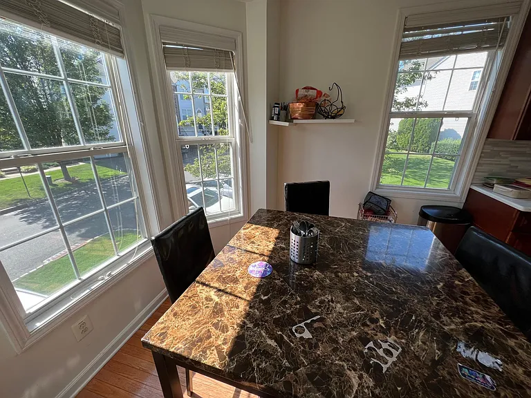 555 Coventry Dr — Photo 7