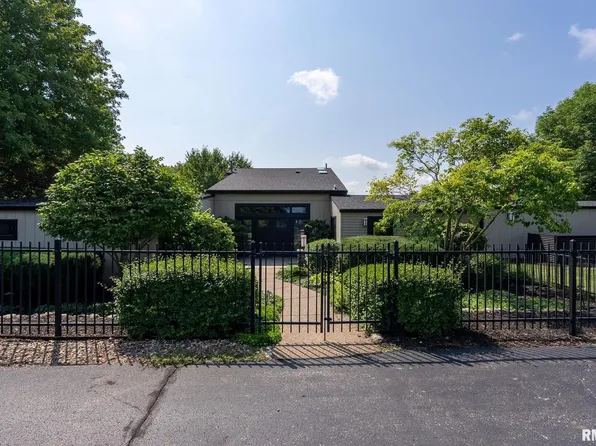 25435 Valley Dr, Bettendorf, IA 52722