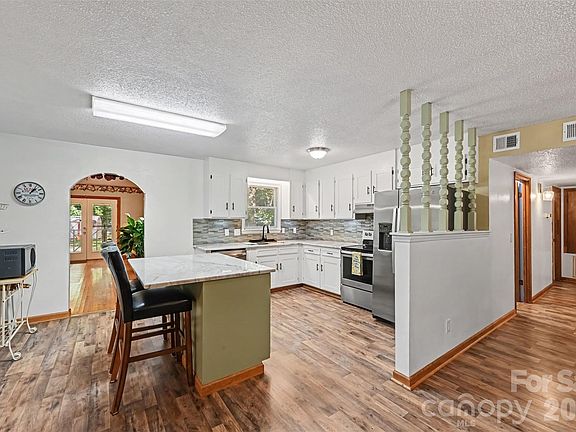 5th image of 3917 Lake Rd