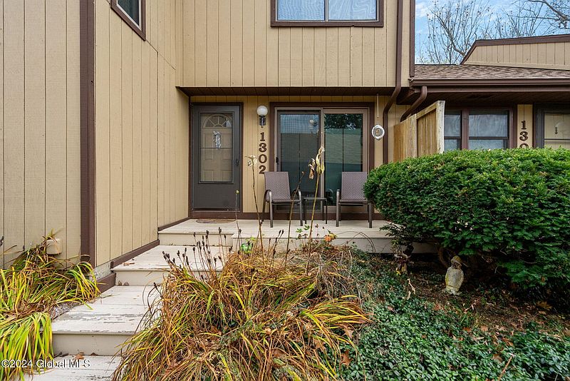 3rd image of 1302 Huntington Court