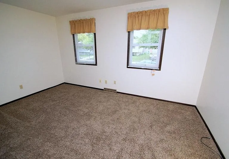 1139 N Pioneer St — Photo 8