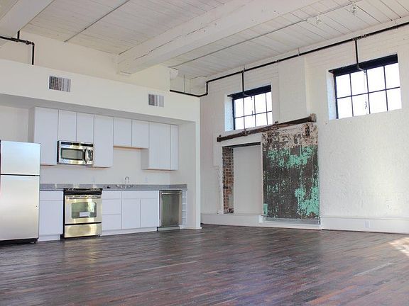 3rd image of 511 Marigny St #305
