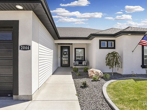 3rd image of 2044 Columbia Dr