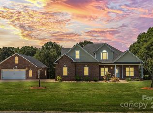 950 Oak Ridge Farms Cir, Newton, NC 28658