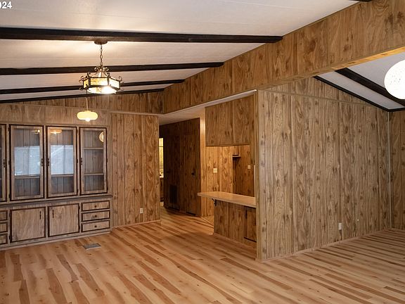 Dining Area>