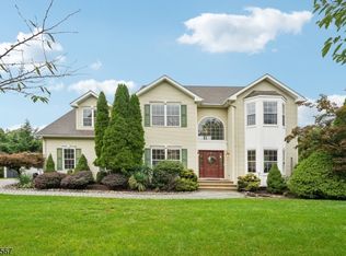 9 Inwood Ter, Fairfield, NJ 07004