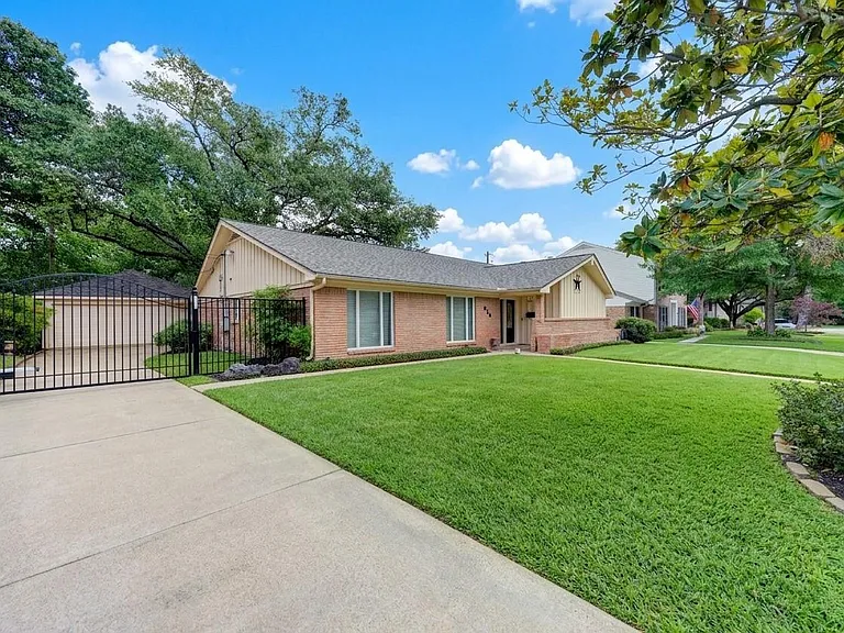 614 Bendwood Dr — Photo 3