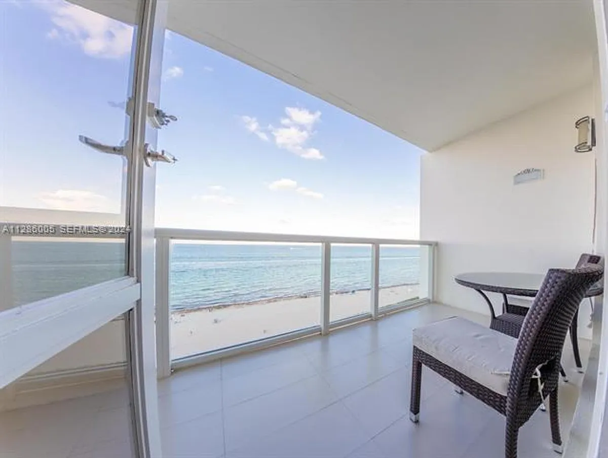 Building Photo - 5601 Collins Ave #1206
