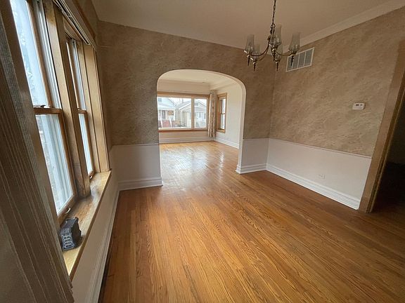 3rd image of 5808 W Cornelia Ave Unit 1